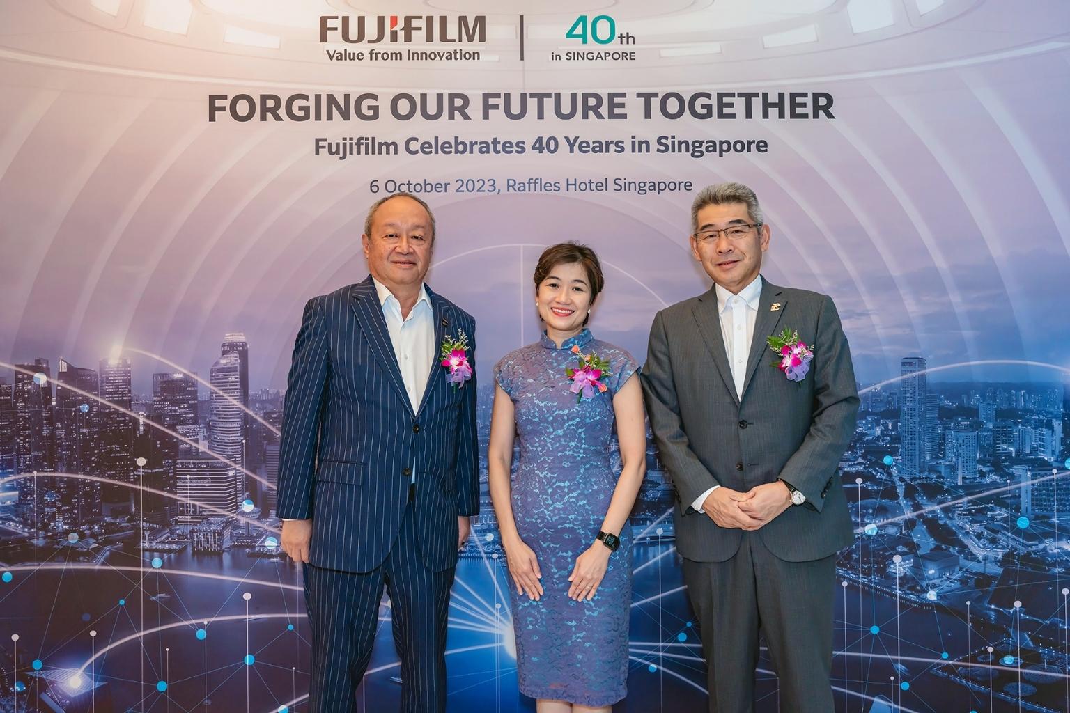 Mr. Teiichi Goto, President and CEO, Representative Director of FUJIFILM Holdings Corporation (left) with H.E. Ambassador Hiroshi Ishikawa, Ambassador of Japan to Singapore (right) and Ms. Jacqueline Poh, Managing Director of the Singapore Economic Development Board (center) at the 40th year event