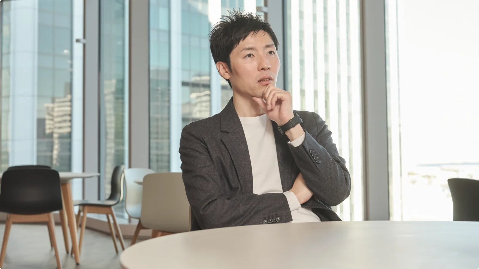 考える安藤さん