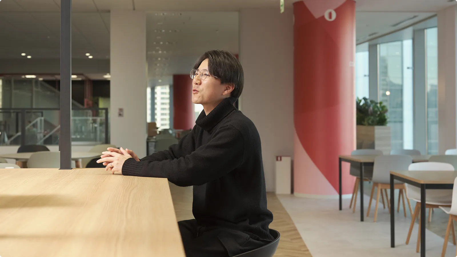 業務に就いて語る瀬戸さん