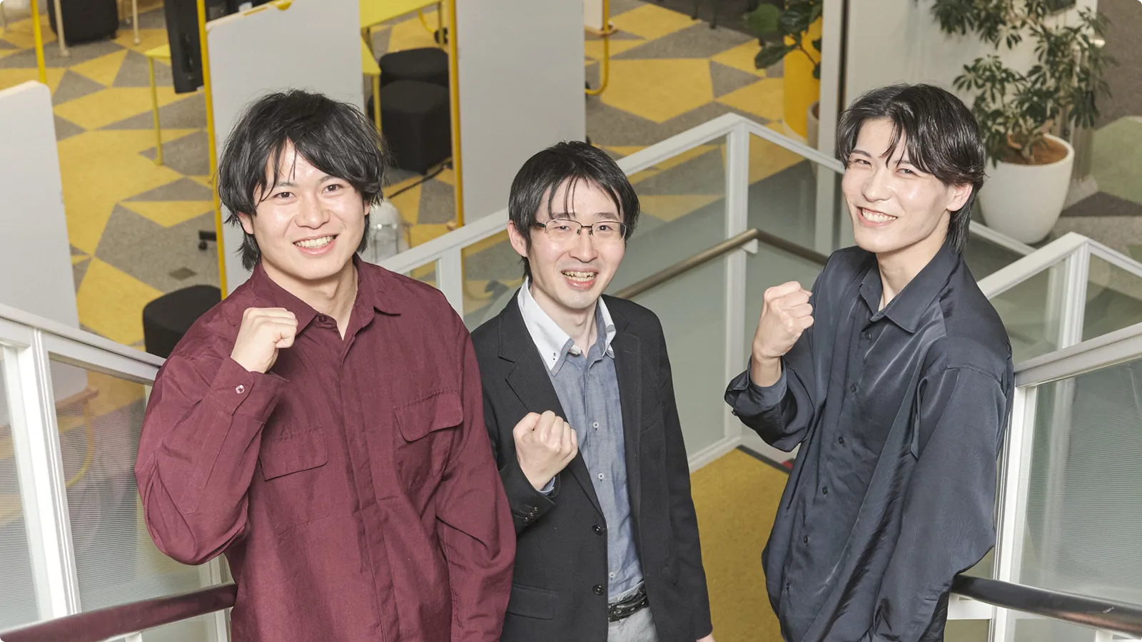 ガッツポーズをする三人