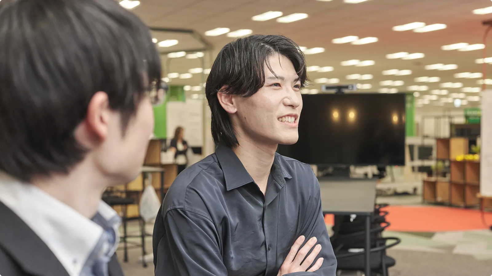 インタビューに答える宮崎さん