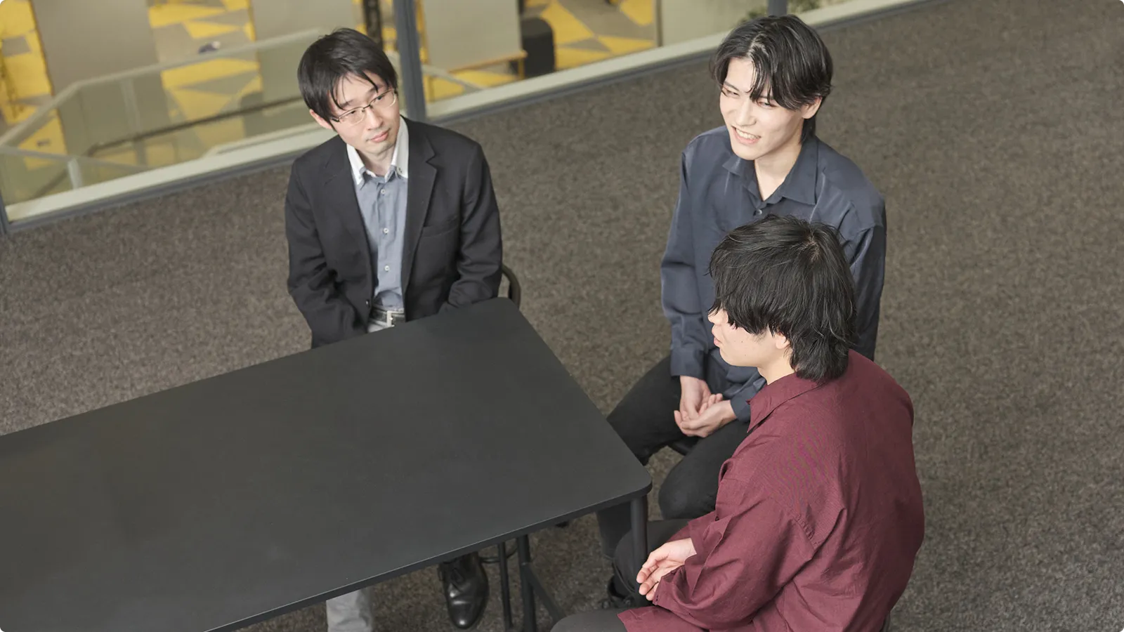語り合う三人