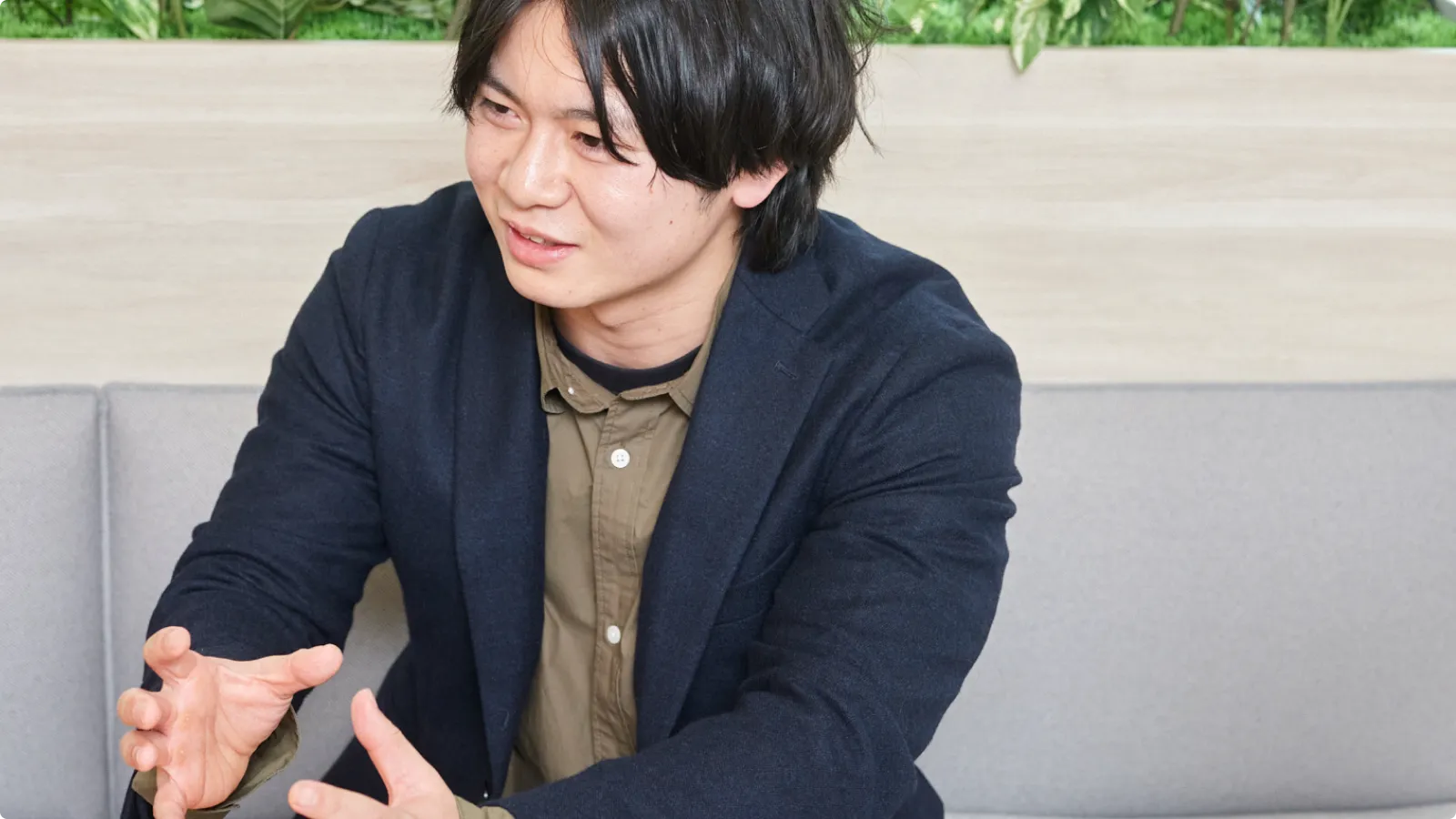 インタビューに答える鈴木さん