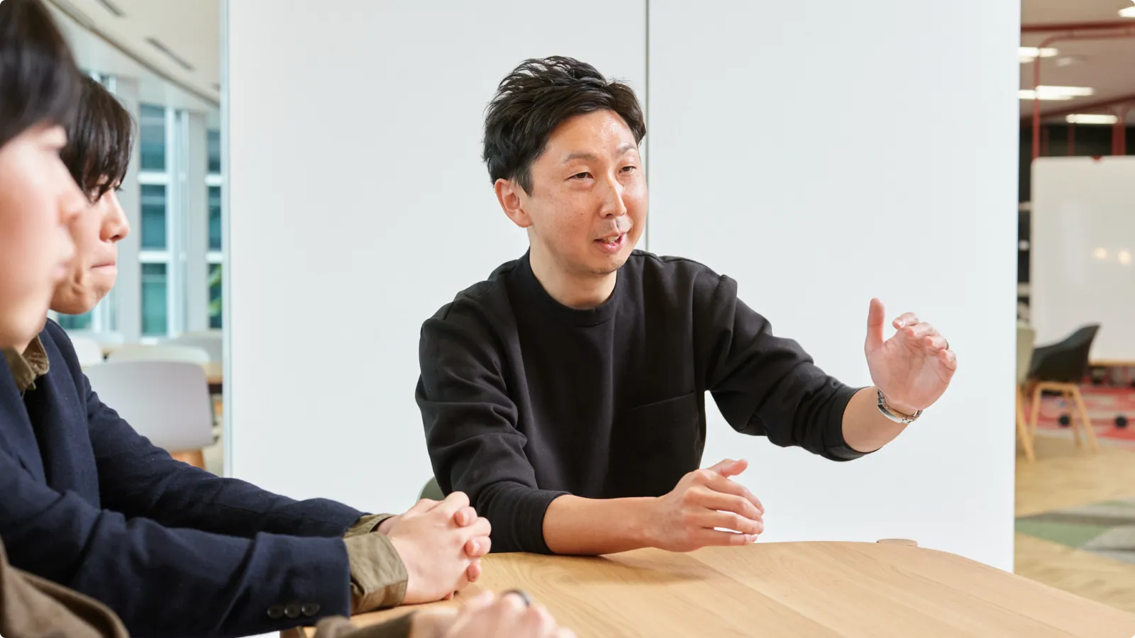 インタビューに答える田村さん