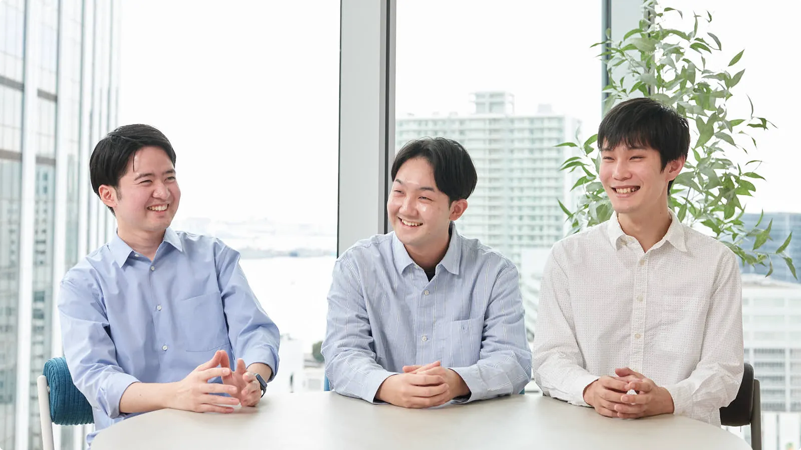 談笑する三人