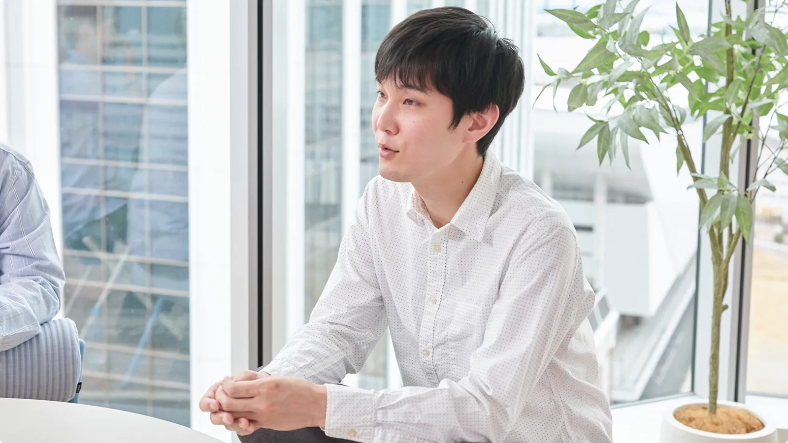 インタビューに答える長谷川さん