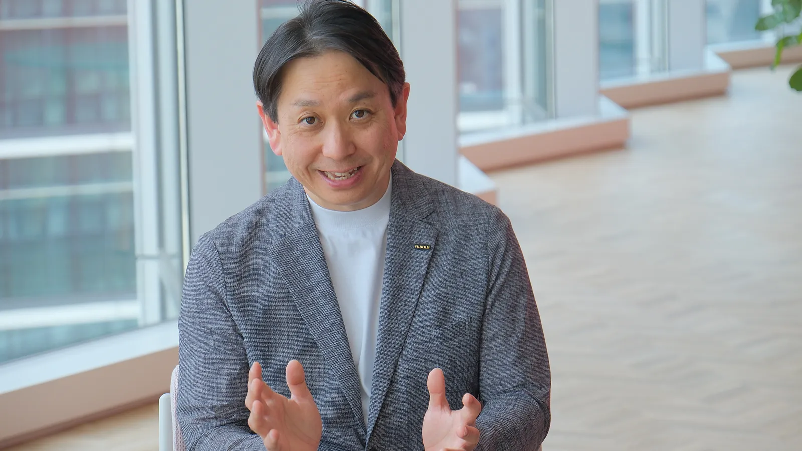 手ぶりを交えて語る伊熊さん