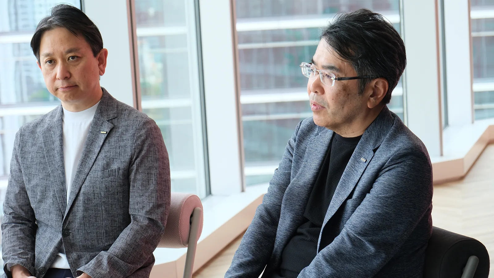 鍋田さんの話に耳を傾ける伊熊さん