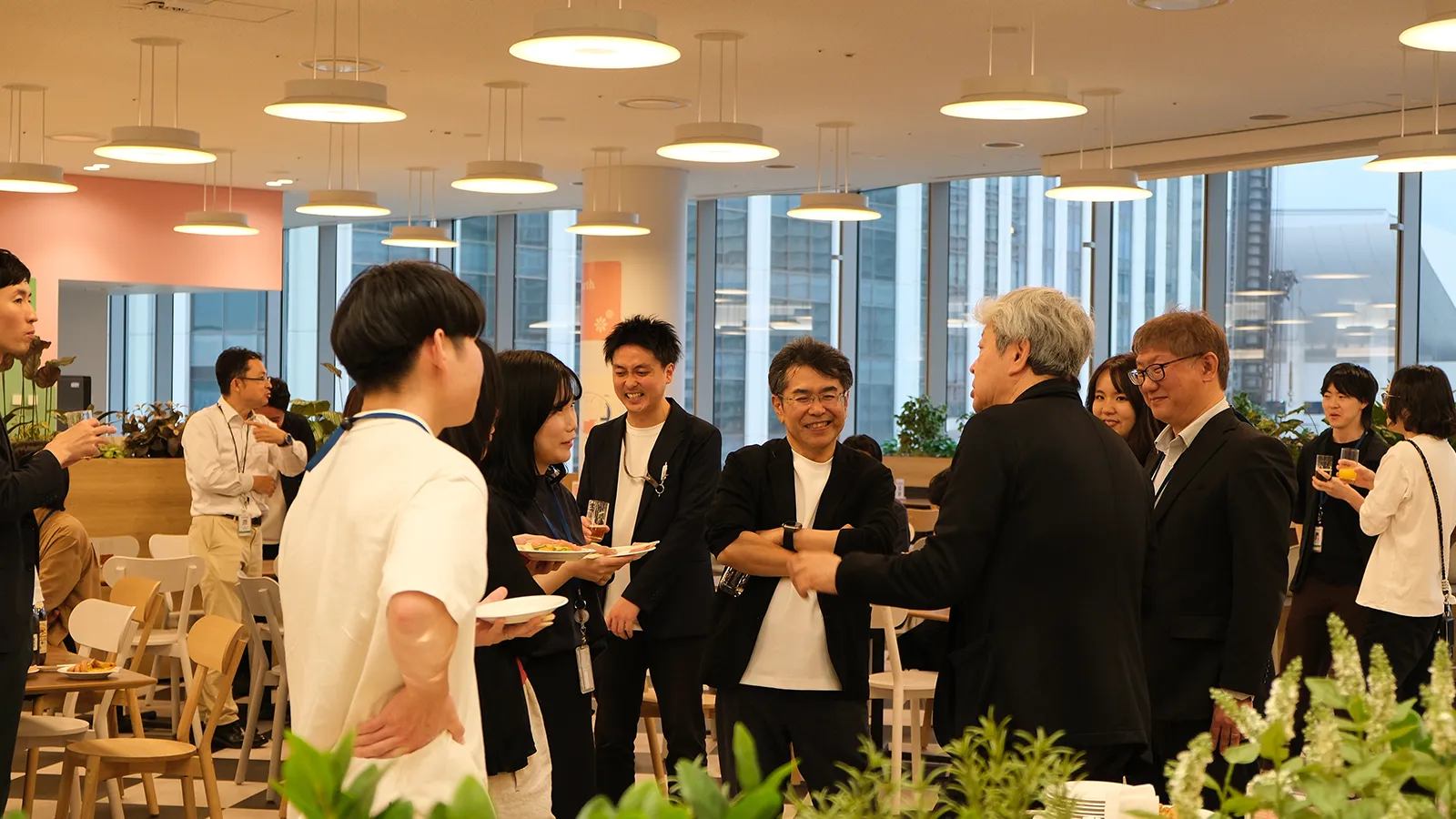懇親会でのにこやかな様子