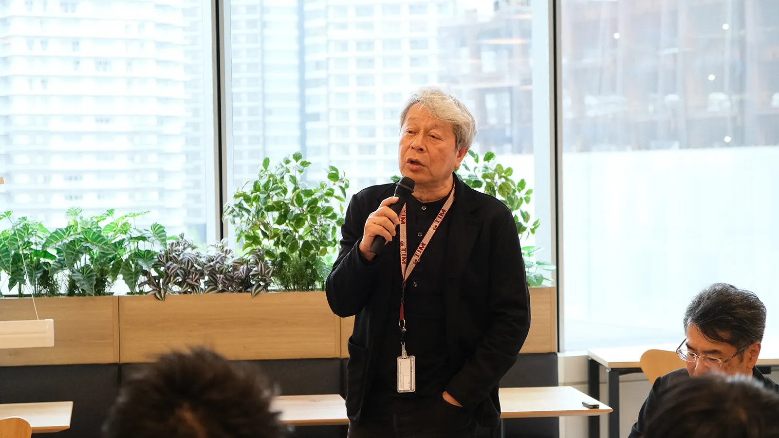マイクを片手にスピーチする井上さん
