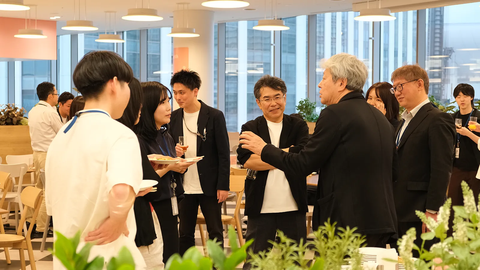 和やかな懇親会の様子