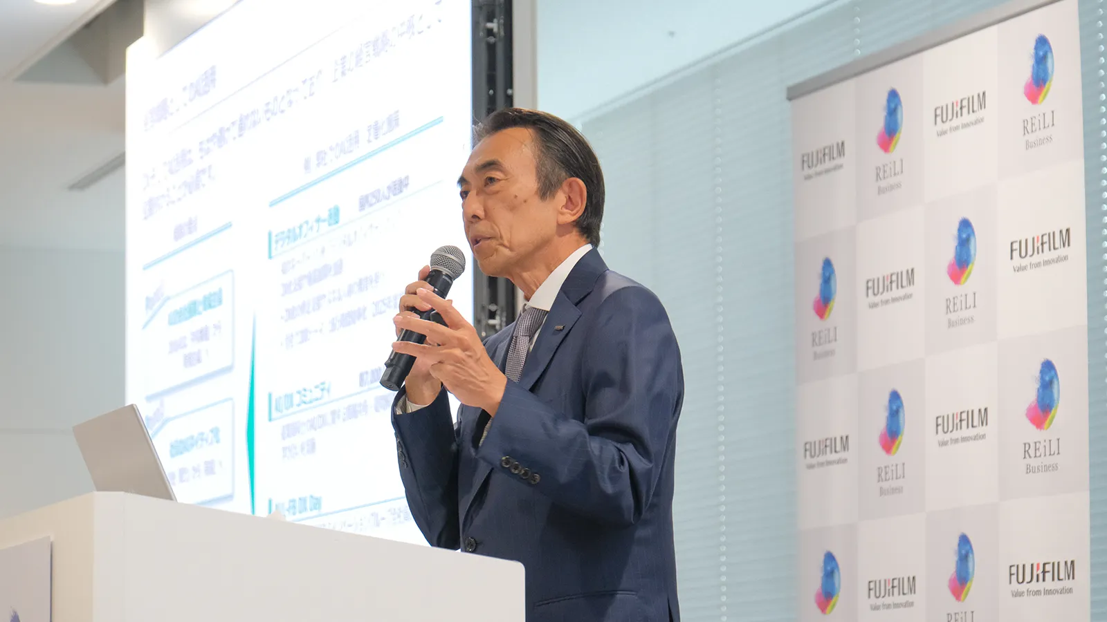 モニターを横に講演する旗生さん