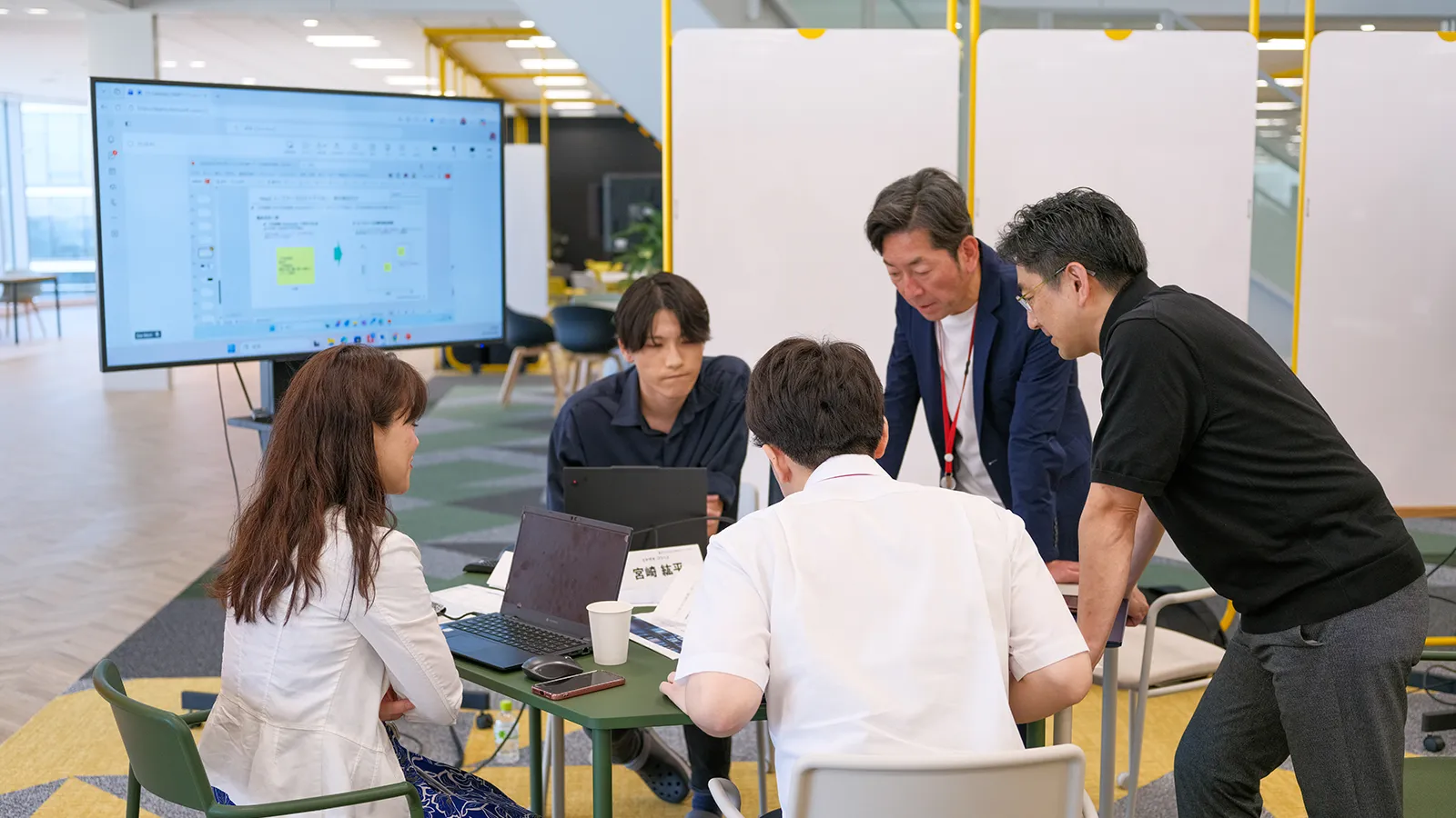 意見交換する参加者
