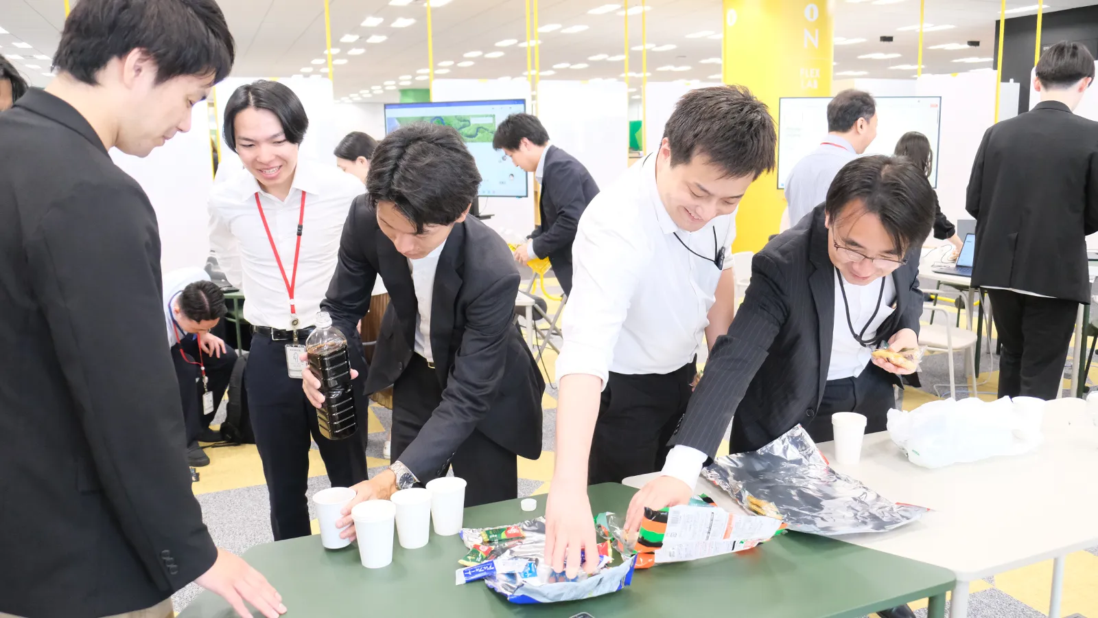 お菓子を食べる参加者