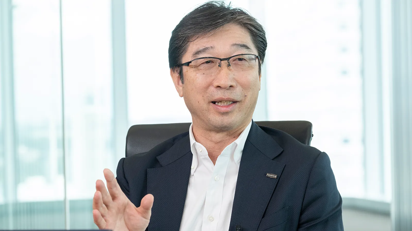 笑顔で答える尾崎さん