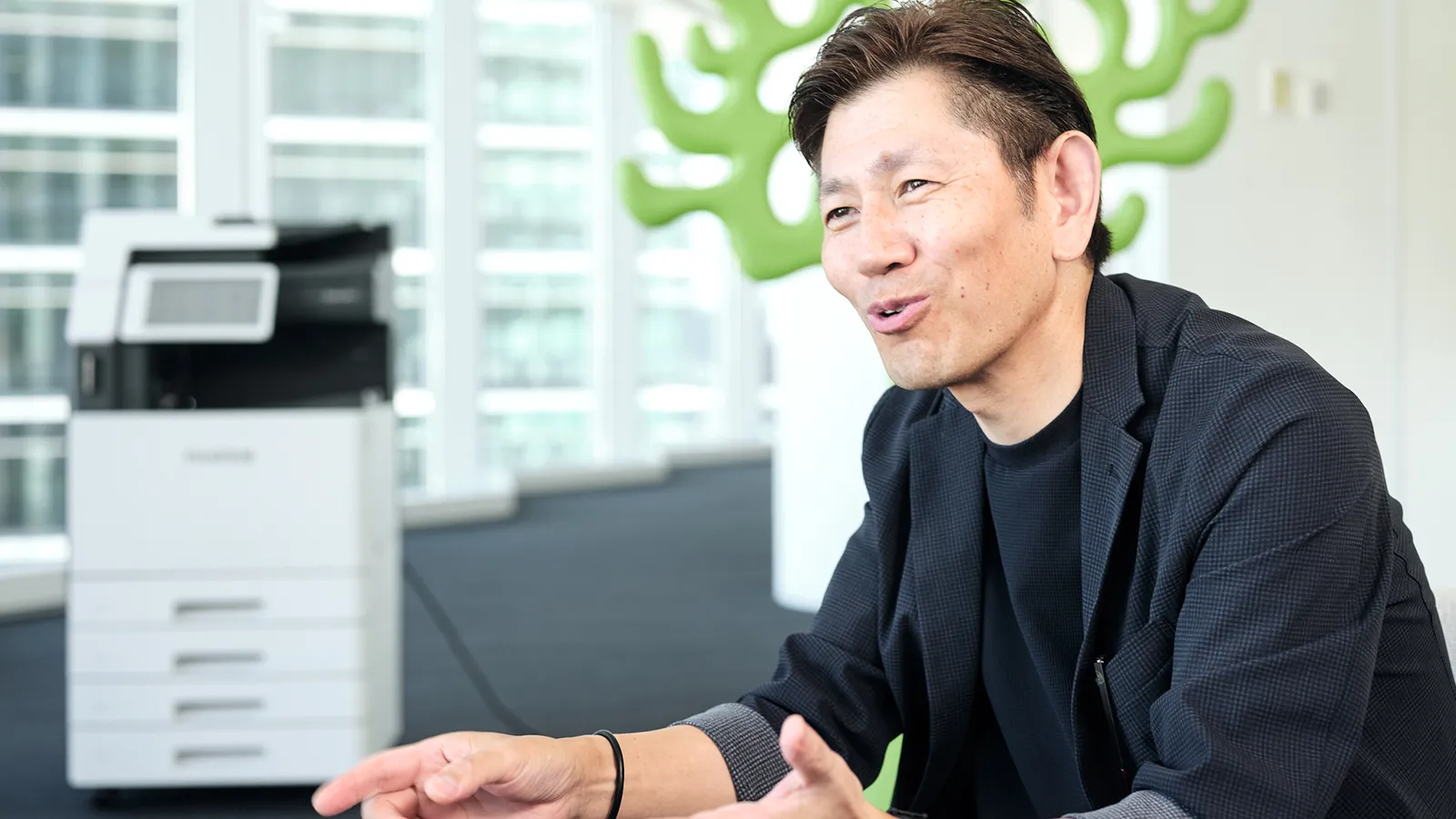 商品開発について話す荒井さん