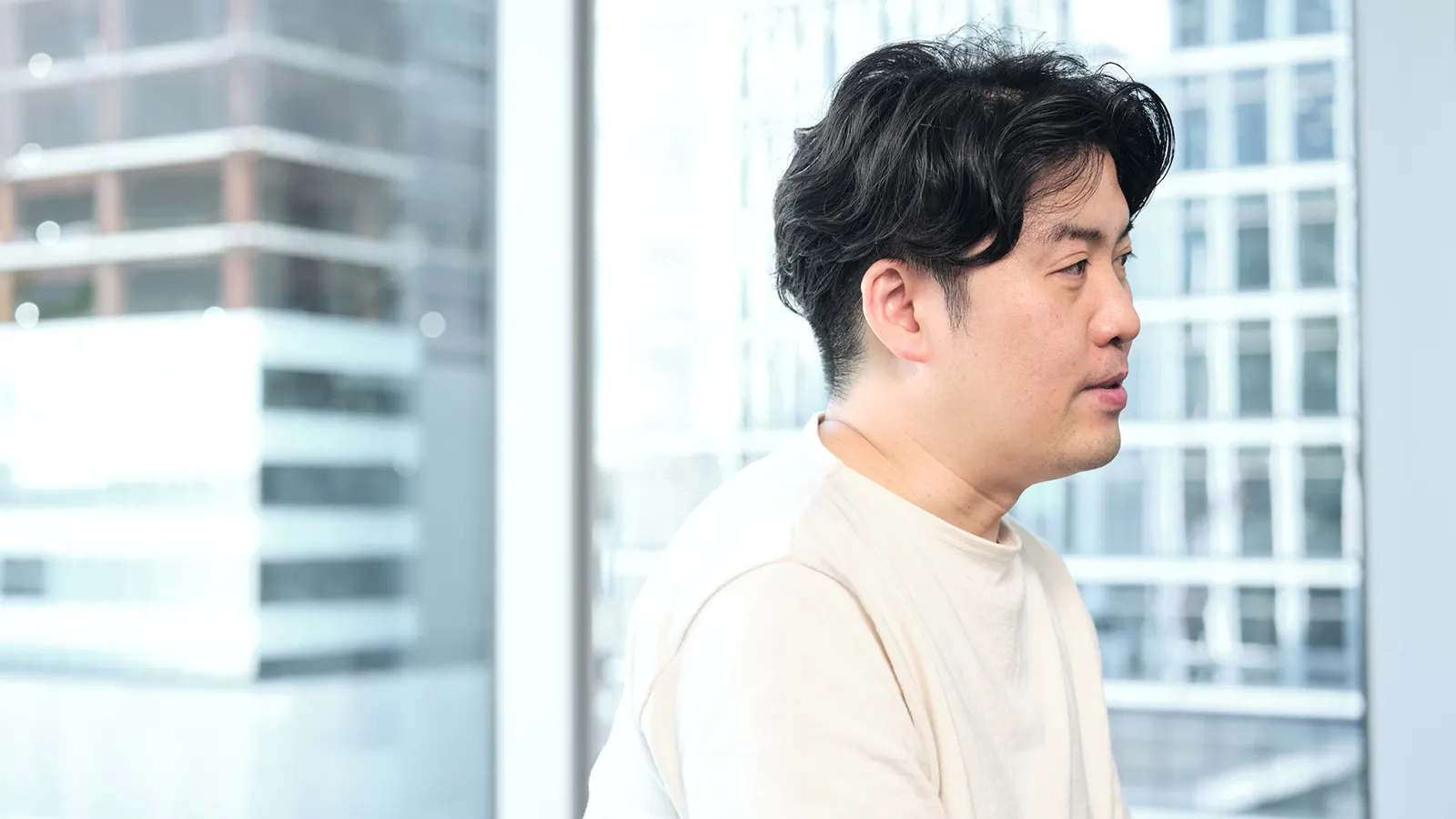 材質やテクスチャーについて話す山本さん