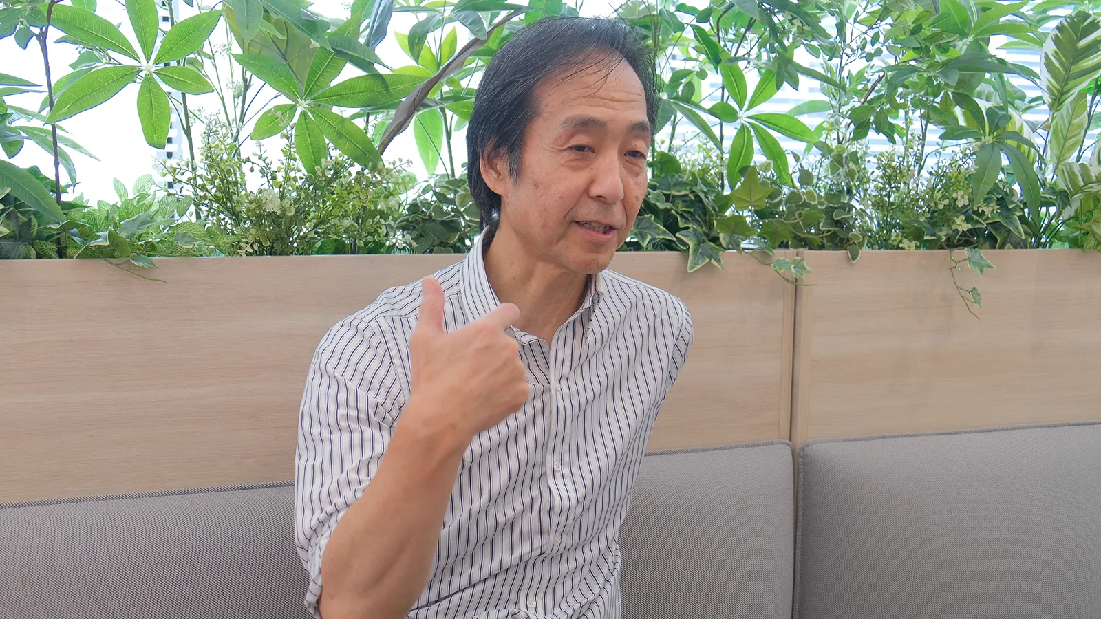 身振りを交え話す宇田川さん