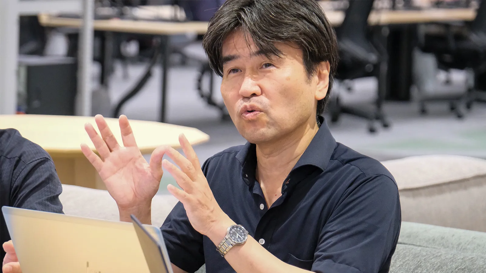 インタビューに答える成島さん