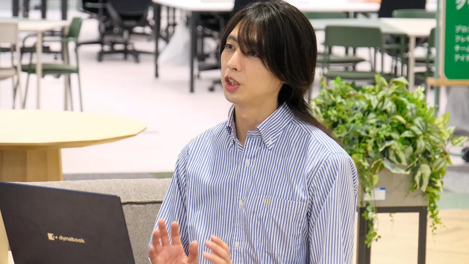 インタビューに答える井田さん
