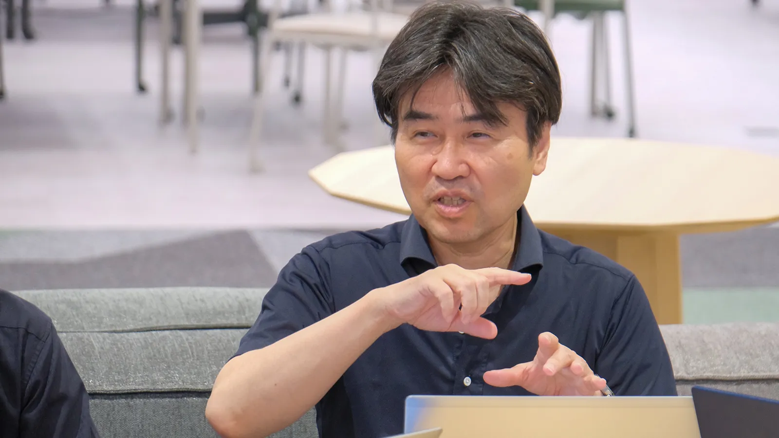 説明する成島さん