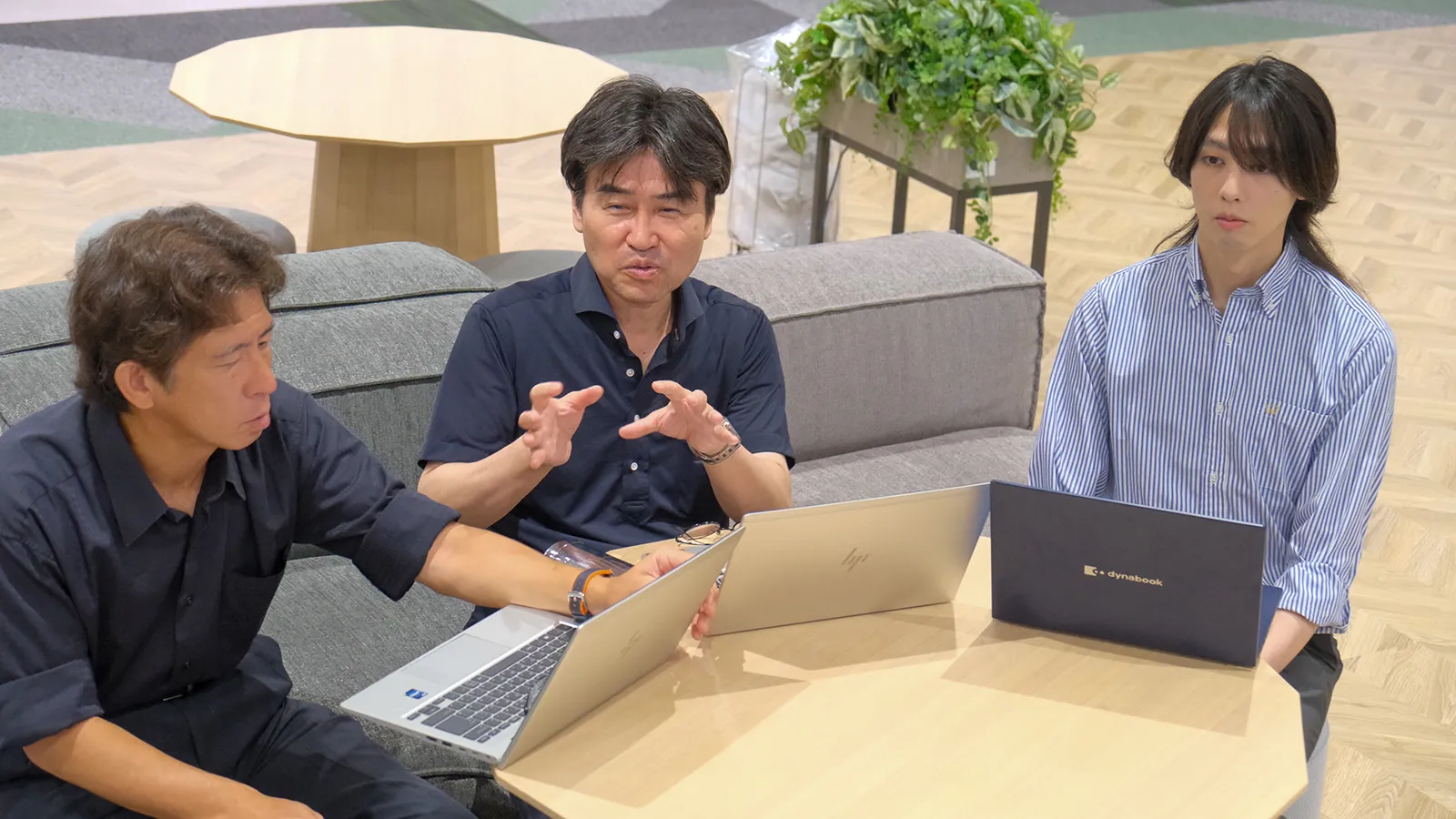 和やかに話す3人