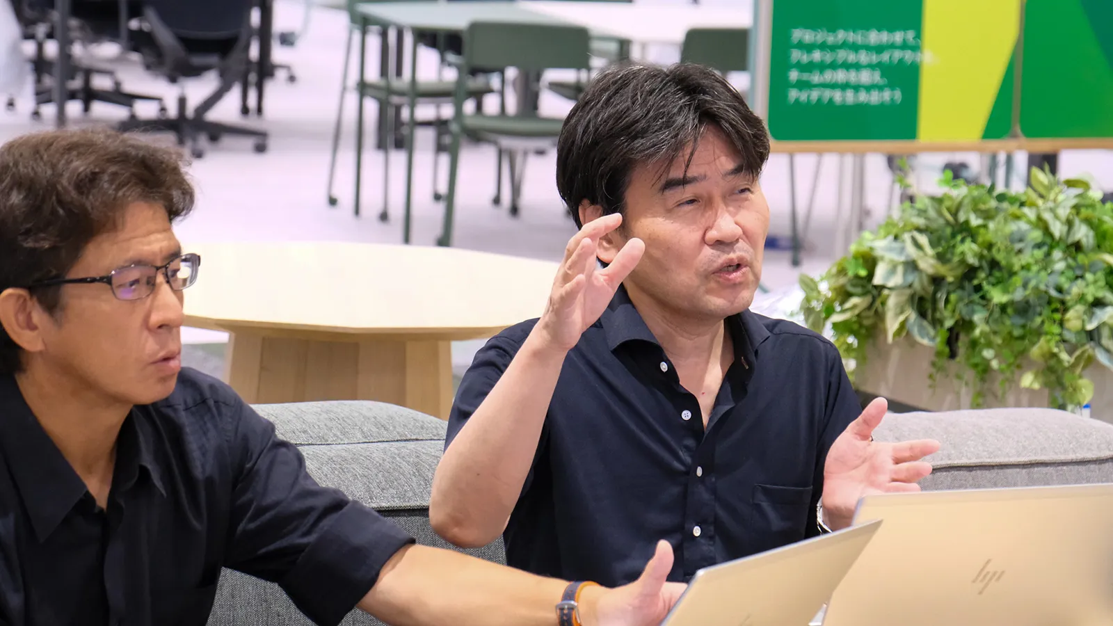 手振りを交え話す成島さんと三樹さん