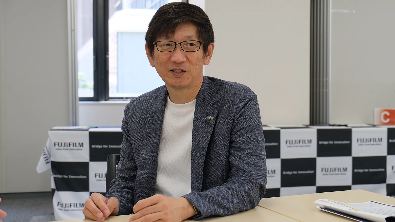 インタビューに答える谷村さん