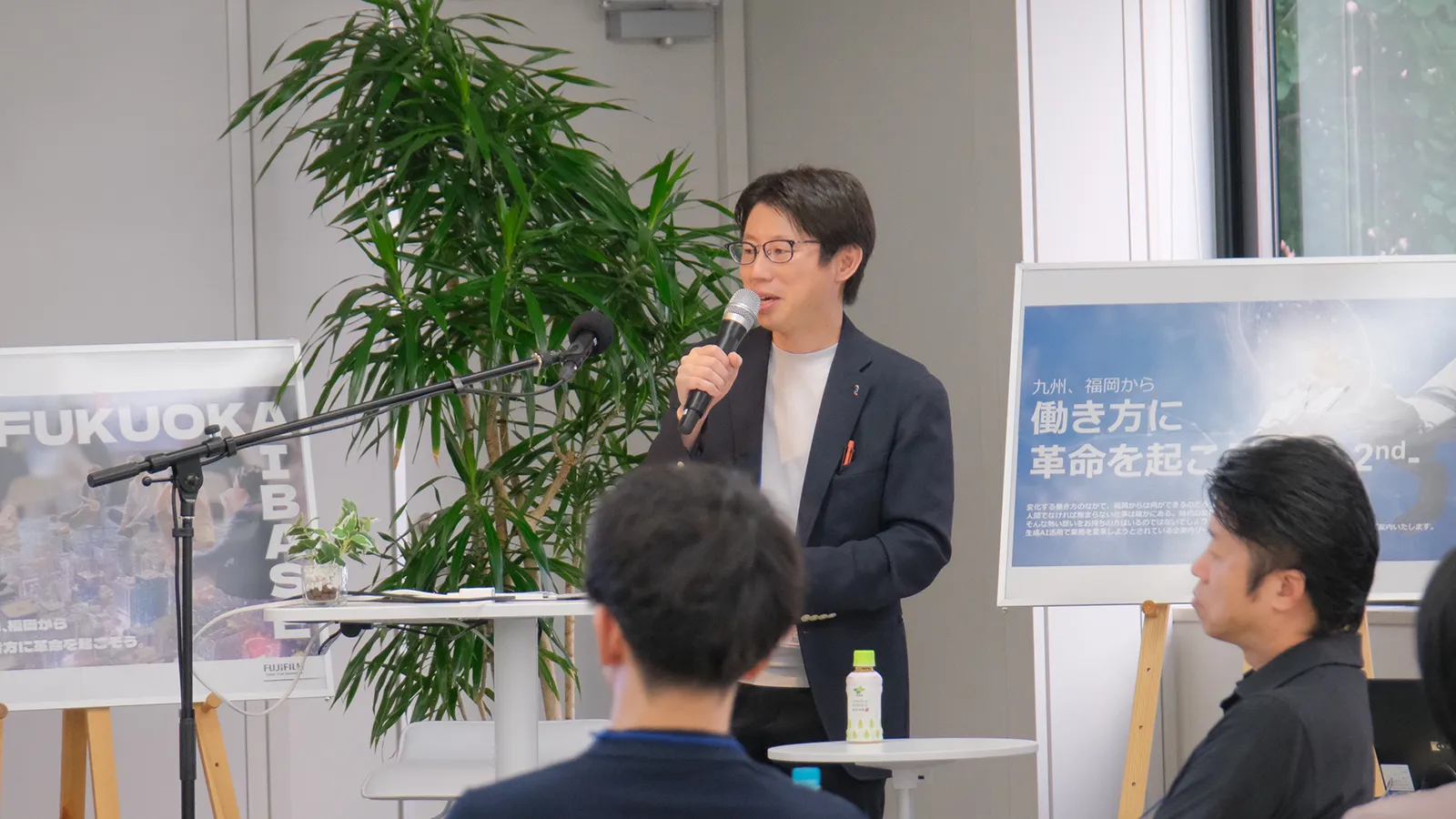 スピーチする男性