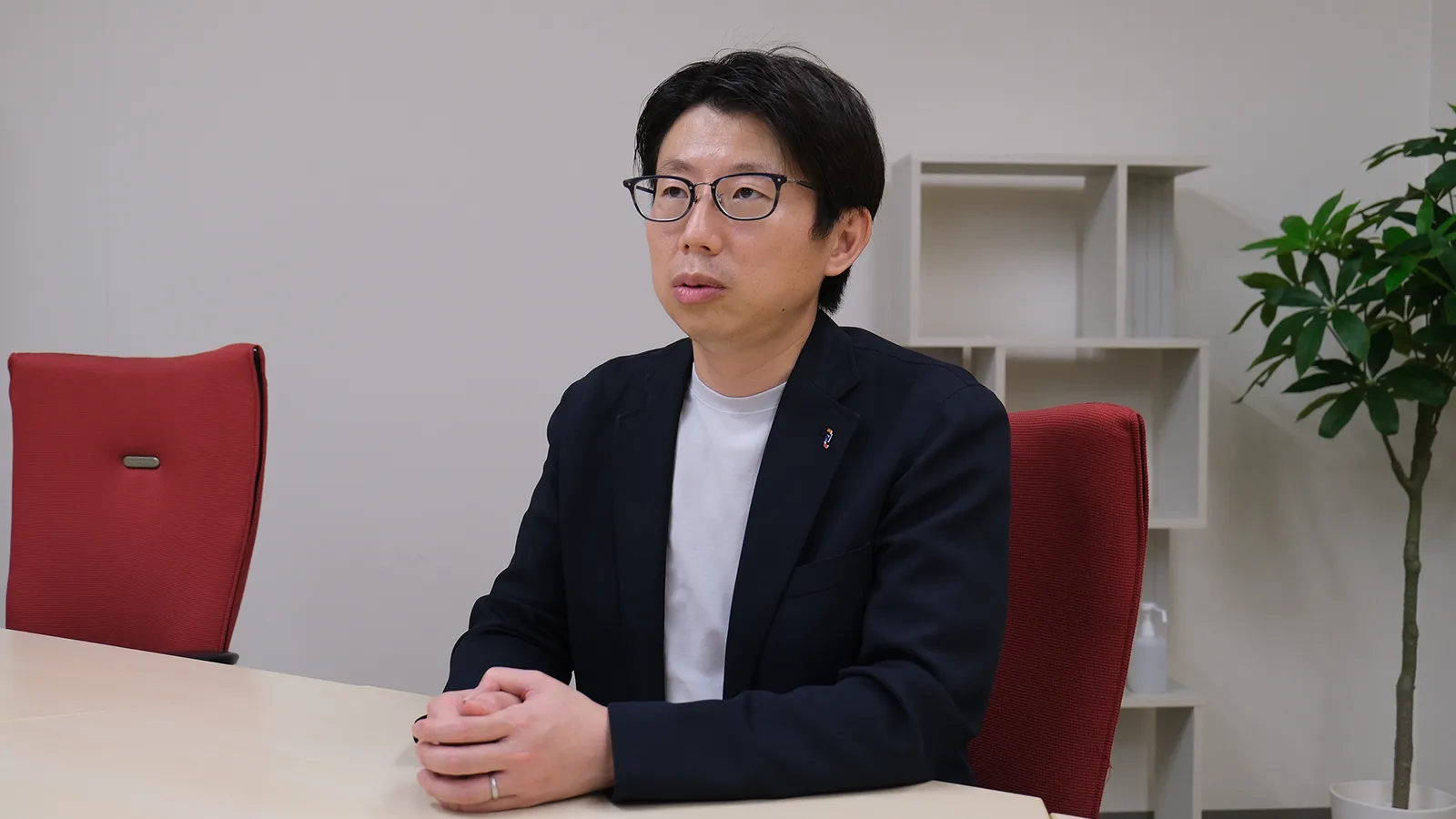 インタビューに答える小栁さん