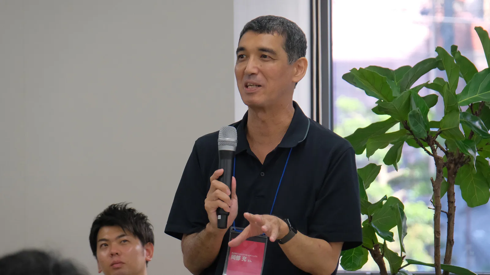 スピーチする岡部さん