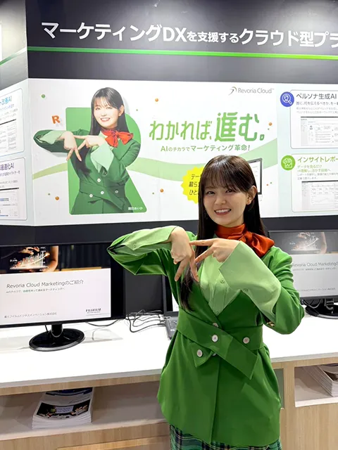 手でRポーズを作る園田あいかさん