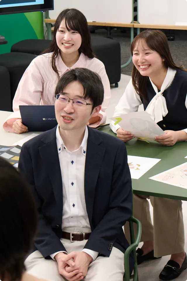 打ち合わせをする三人