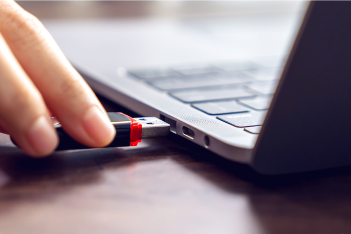 外部メディアを通じた攻撃