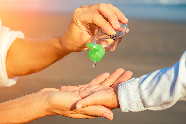 W shutterstock_1265030056 hand sanitiser