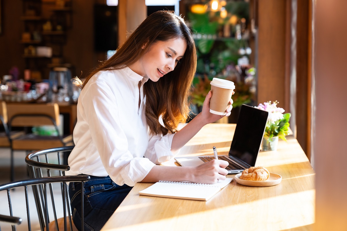 asian woman work on laptop in coffee shop