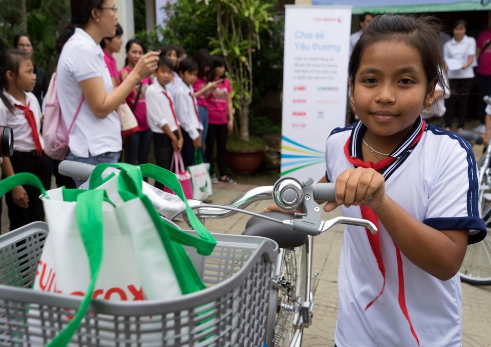 Trao tặng xe đạp cho trẻ em nghèo vượt khó